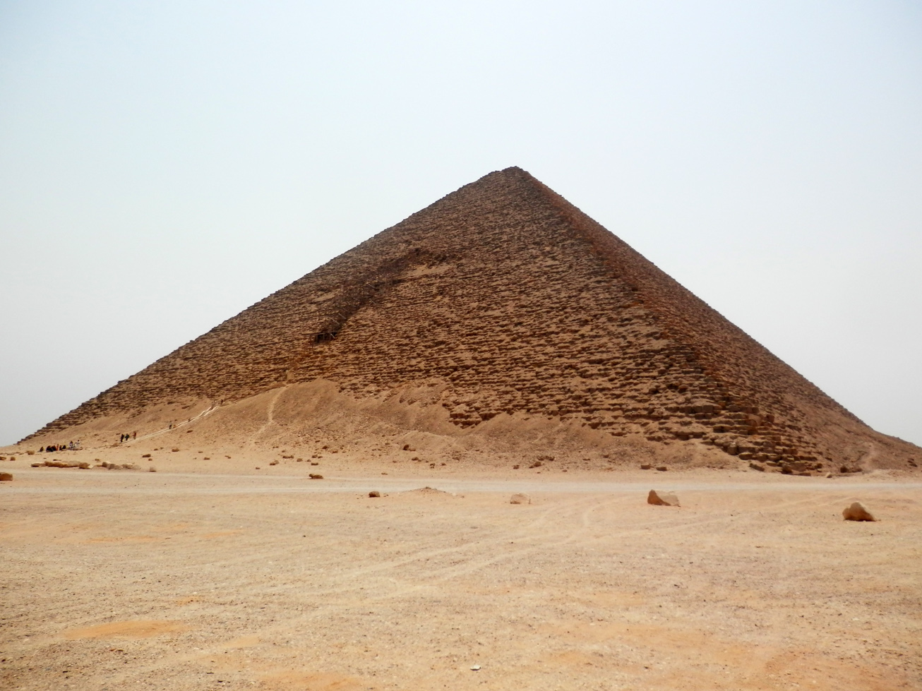 La pyramide rouge doit son nom à son revêtement. Perso, je vois pas vraiment de différence avec les autres...