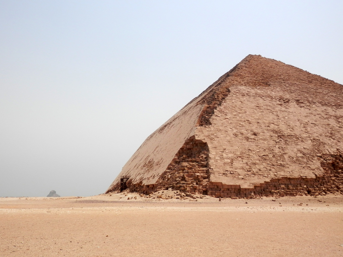 Au fond, on aperçoit la pyramide noire, aussi surnommée la "fausse pyramide". Mais je ne l'ai pas vue de près, alors je vous laisse la googler.