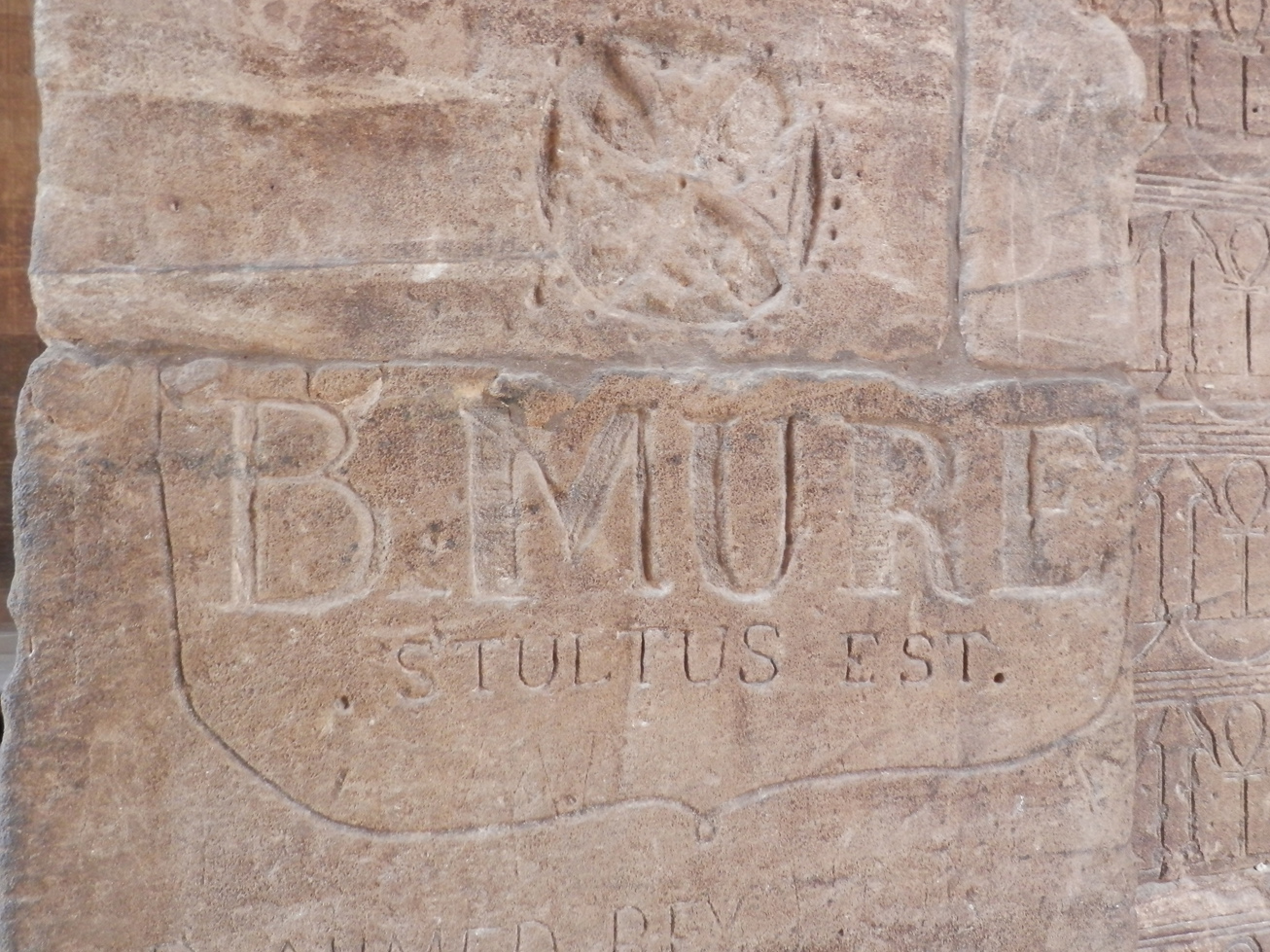 Alors qu'on parle beaucoup en ce moment d'un Chinois qui a tagué le temple de Louxor, voici un graffiti disant "B. Mure est un idiot", en latin.