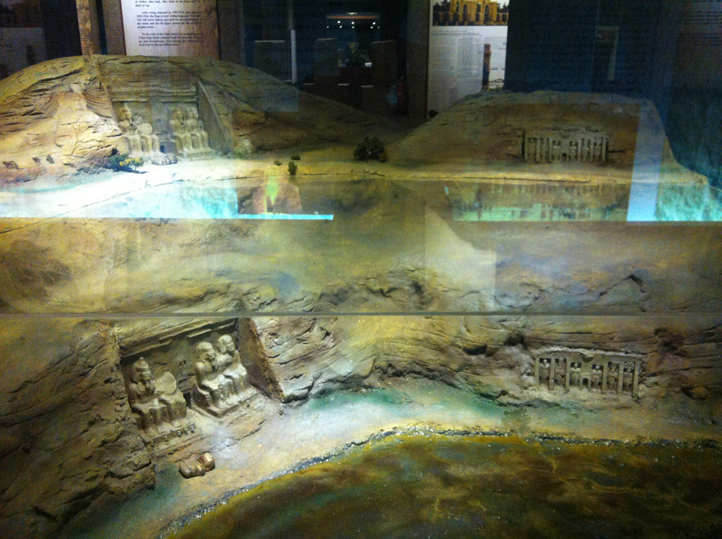 Une maquette représente le site d'Abou Simbel, remonté de 60 mètres.