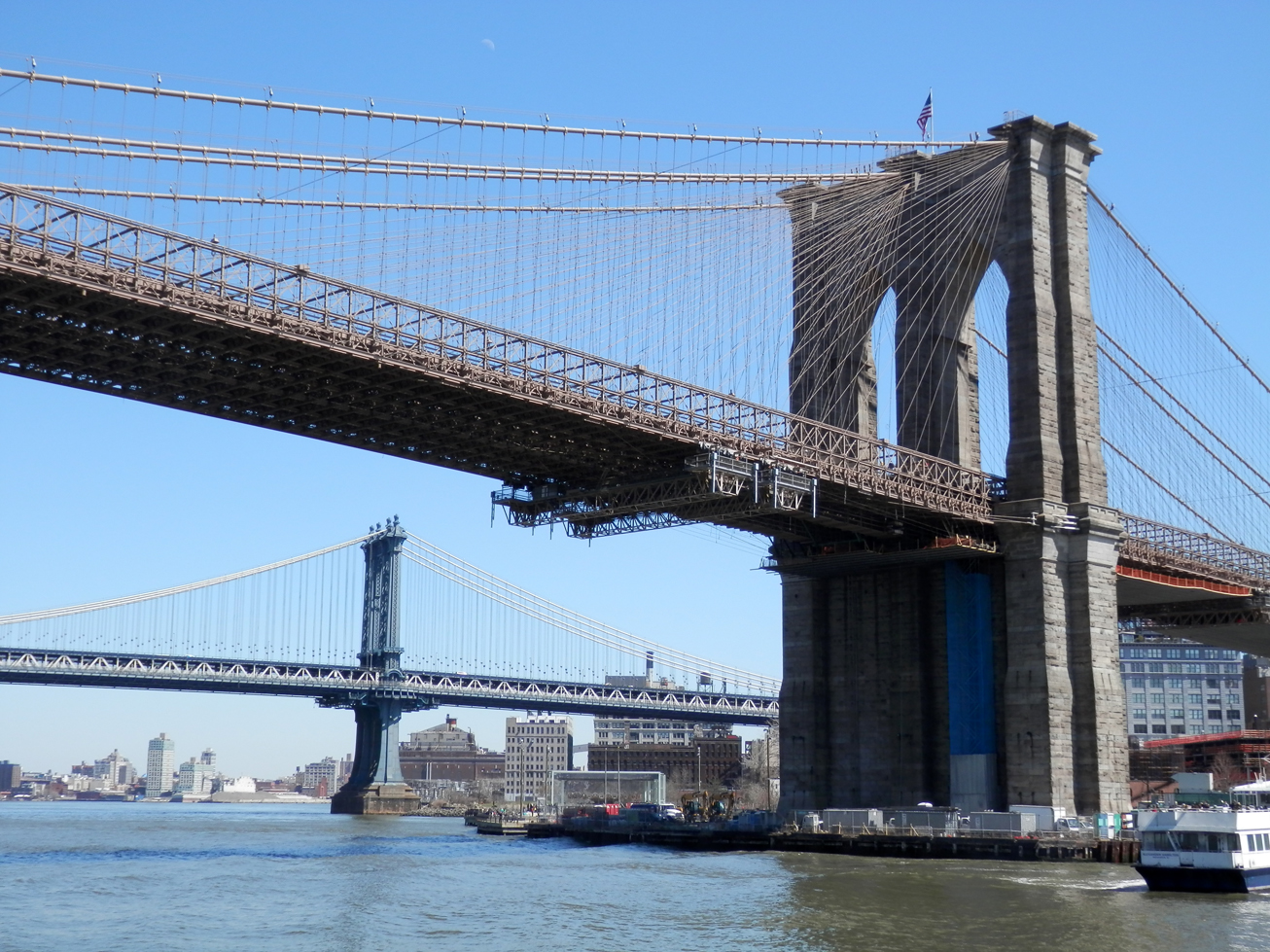 Le pont de Brooklyn, et celui de Manhattan au second plan.