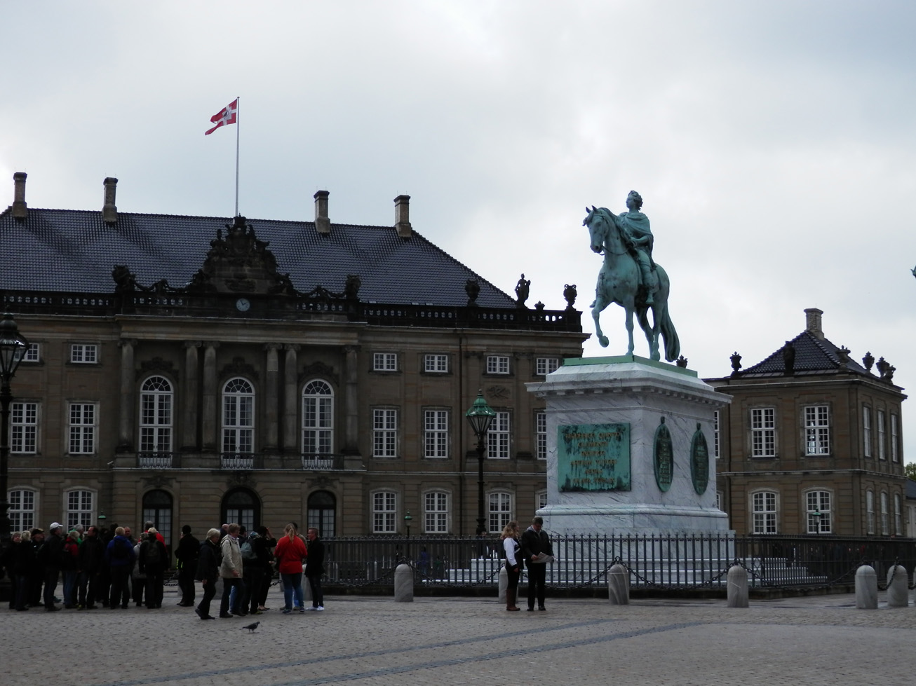 Une statue équestre, devant le palace royal.
