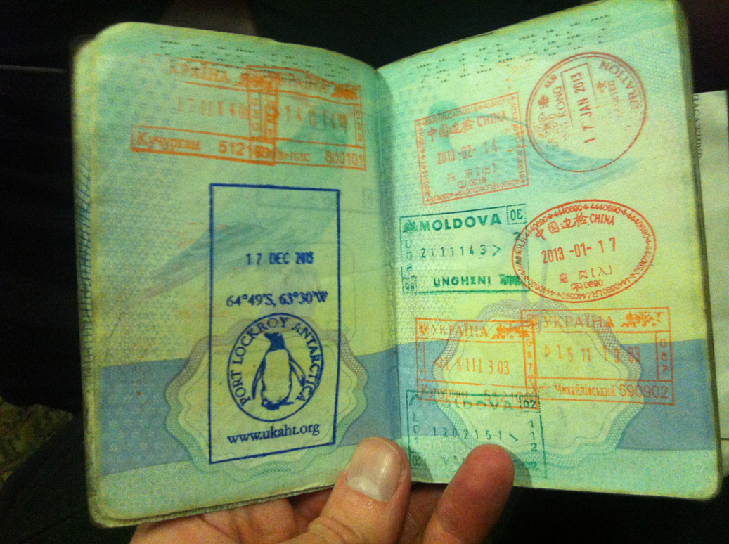 Impossible de voyager en groupe sans passer par la case "comparons nos passeports". Et voici le tampon que je rêve d'avoir un jour.
